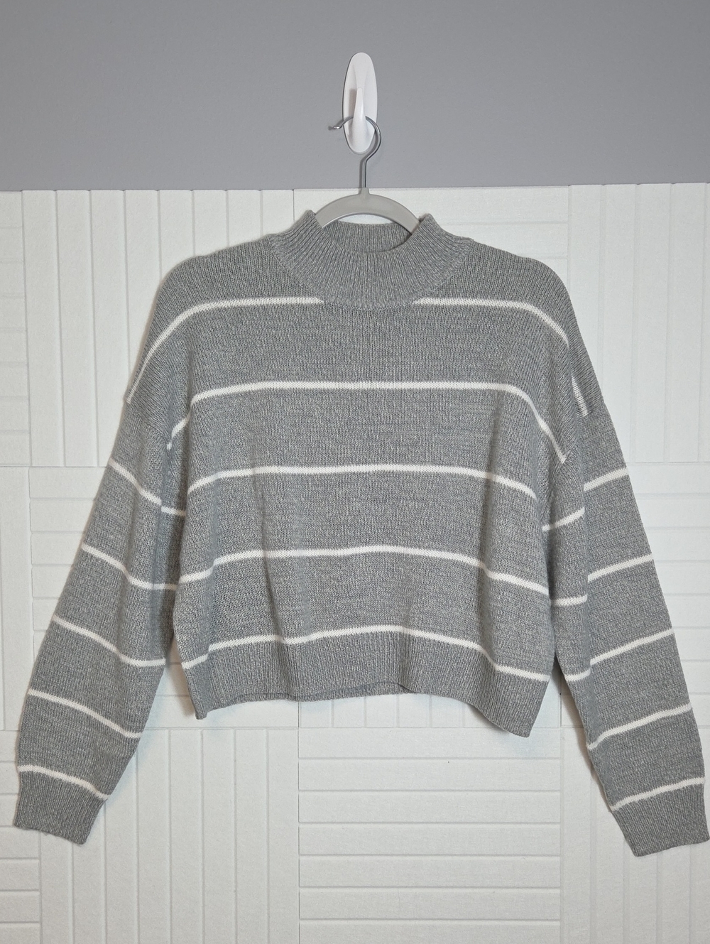 H&M Divided Mock Neck Gray And White Striped Sweater Size M